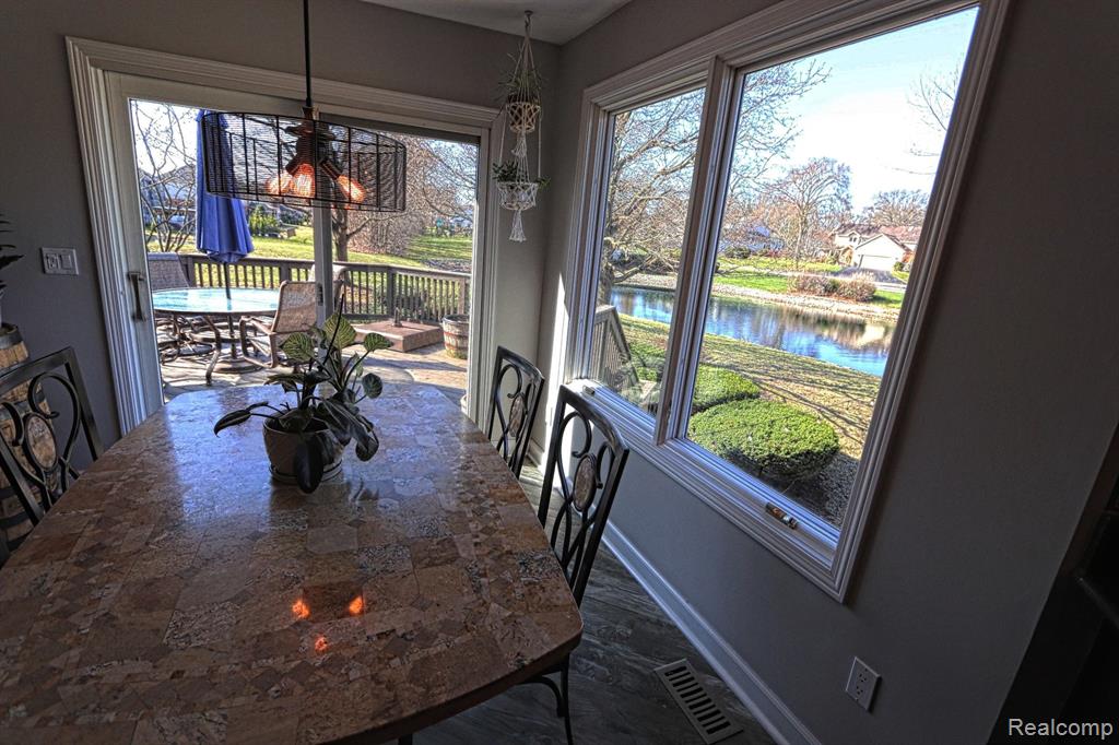 5470 HURON HILLS Drive, Commerce Twp, MI 48382 — Photo 11