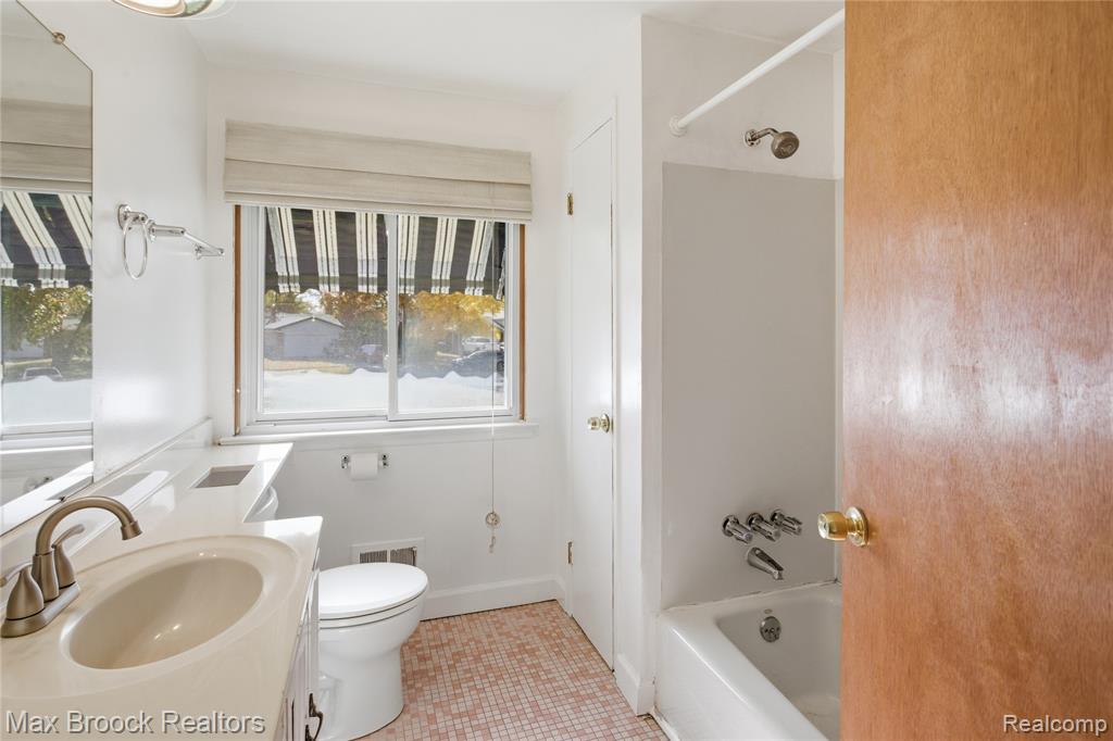 8759 Calvert Drive, Sterling Heights, MI 48312 — Photo 15