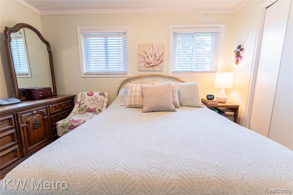 8487 Salem Lane, Dearborn Heights, MI 48127 — Photo 17
