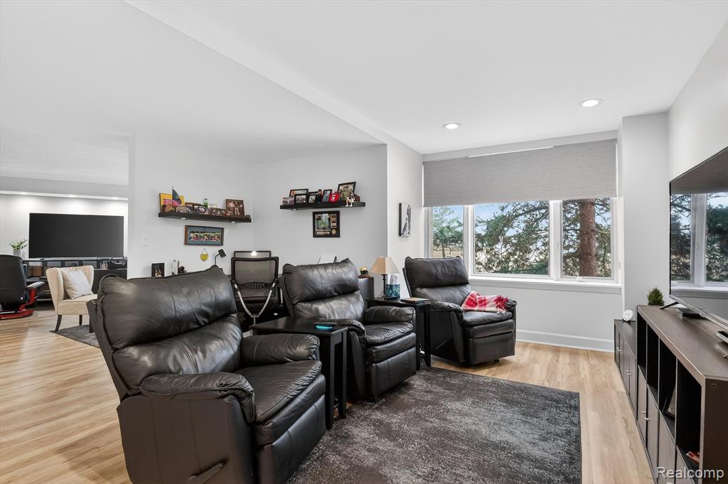 43100 12 Oaks Crescent Drive, 2033, Novi, MI 48377 — Photo 35