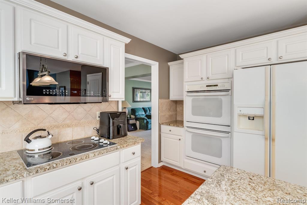 55328 BELMONT Drive, Shelby Twp, MI 48315 — Photo 23