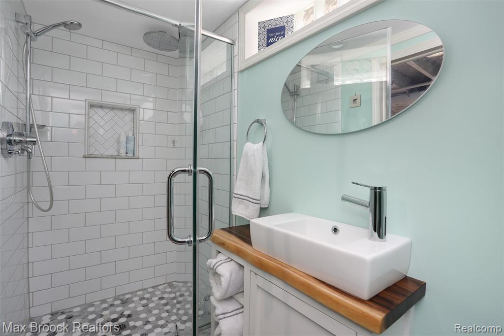 454 W Oakridge Street, Ferndale, MI 48220 — Photo 35
