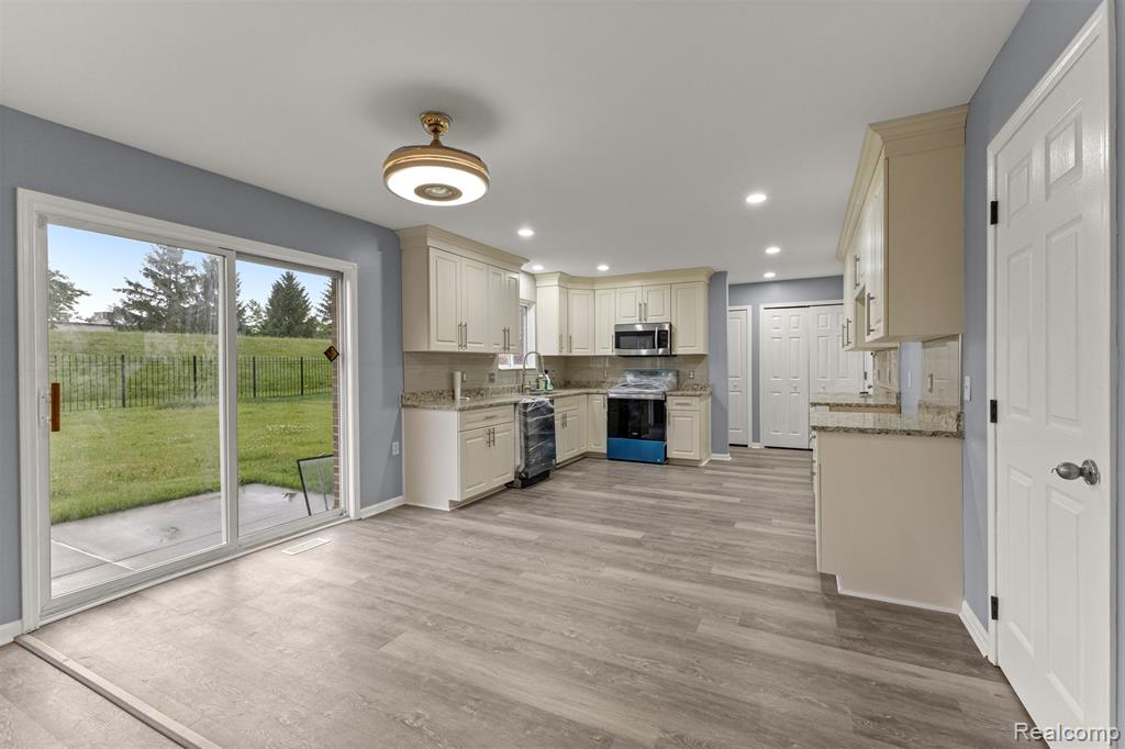 10913 Edlie Circle, Dearborn Heights, MI 48214 — Photo 11