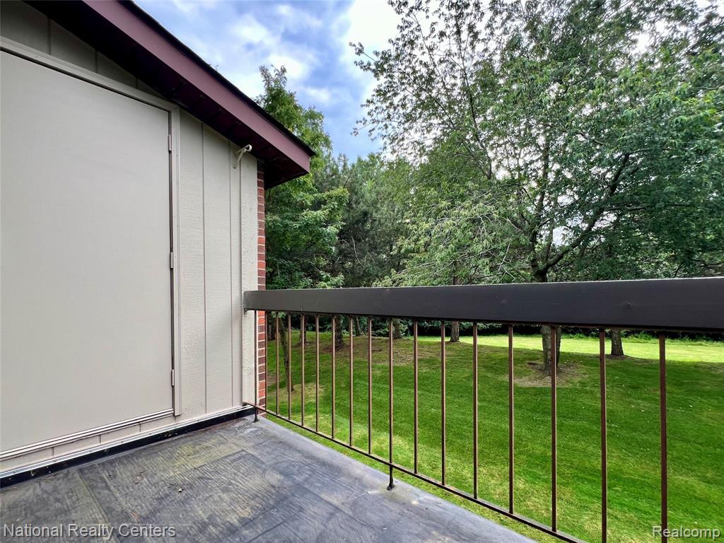 33911 Pondview Circle, Livonia, MI 48152 — Photo 24