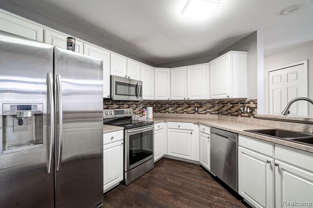 4205 CAMERON Circle, Walled Lake, MI 48390 — Photo 11