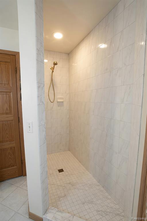 1305 Kings Pointe Road, Grand Blanc, MI 48439 — Photo 31