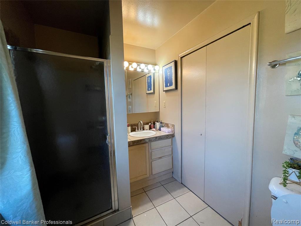 5021 Forest Side Drive, Flint, MI, 48532