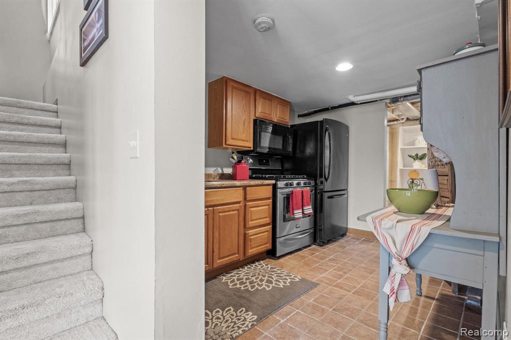 567 Bellevue Avenue, Lake Orion, MI 48362 — Photo 12