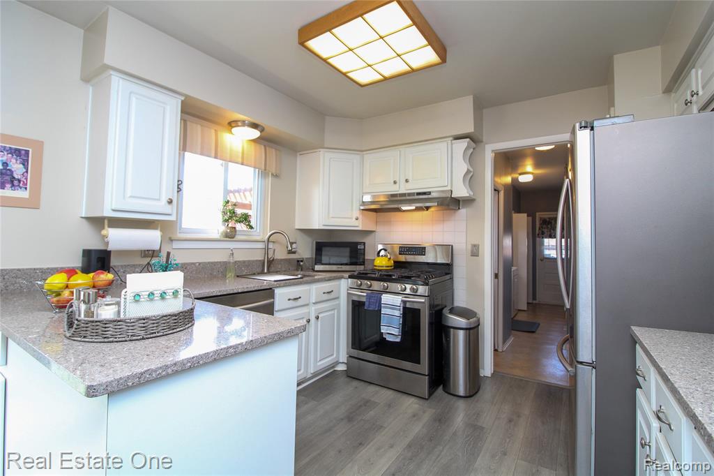 6942 Leslee Crest Drive, West Bloomfield, MI — Photo 10