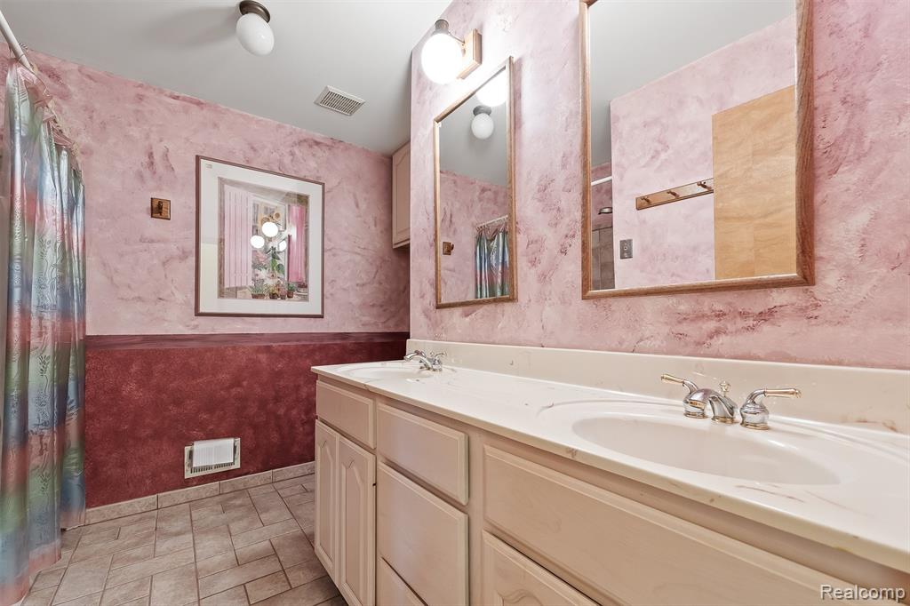 2745 Lari Court, West Bloomfield, MI 48324 — Photo 27