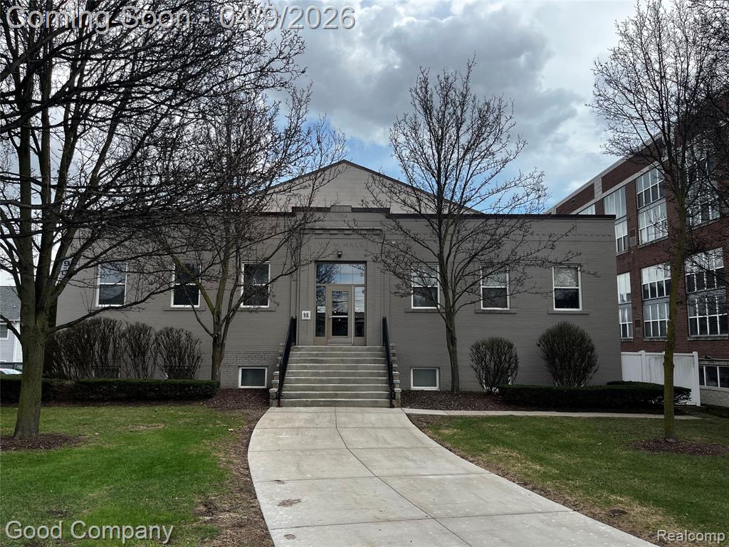 98 Northbound Gratiot, 5, Mount Clemens, MI 48043 — front exterior