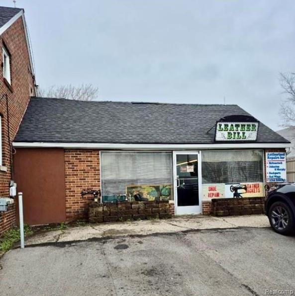 2044 E Bristol Road, Burton, MI 48529