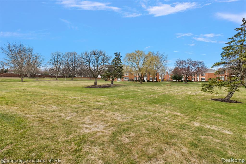 636 E FOX HILLS Drive, Bloomfield Hills, MI 48304 — Photo 32