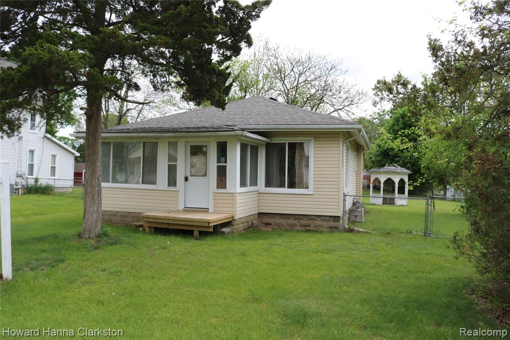 8 Maple Street, Oxford, MI 48371 — front exterior