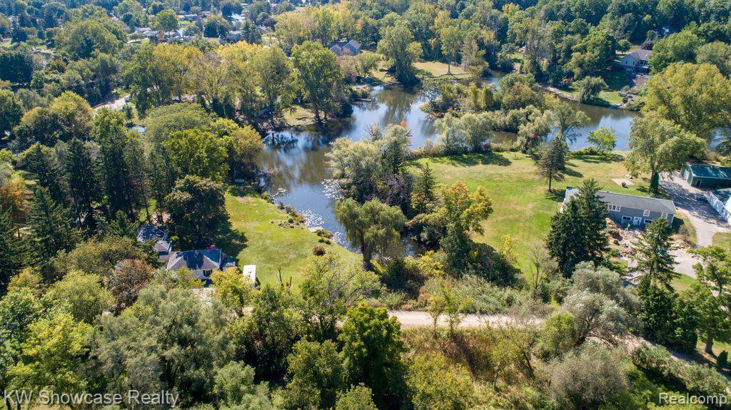 574 YOUNG Road, White Lake, MI 48383 — Photo 9