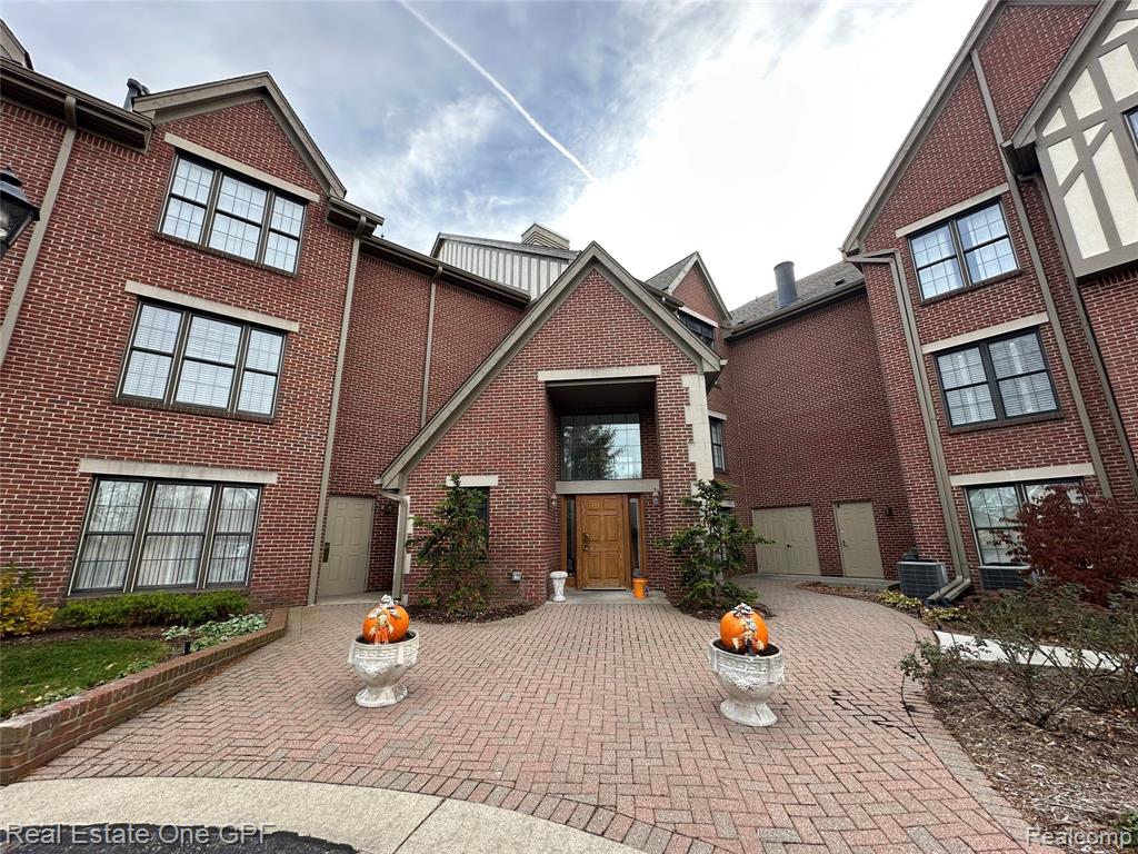 26 Pointe Park Place, 303, Grosse Pointe Park, MI 48230 — Photo 3