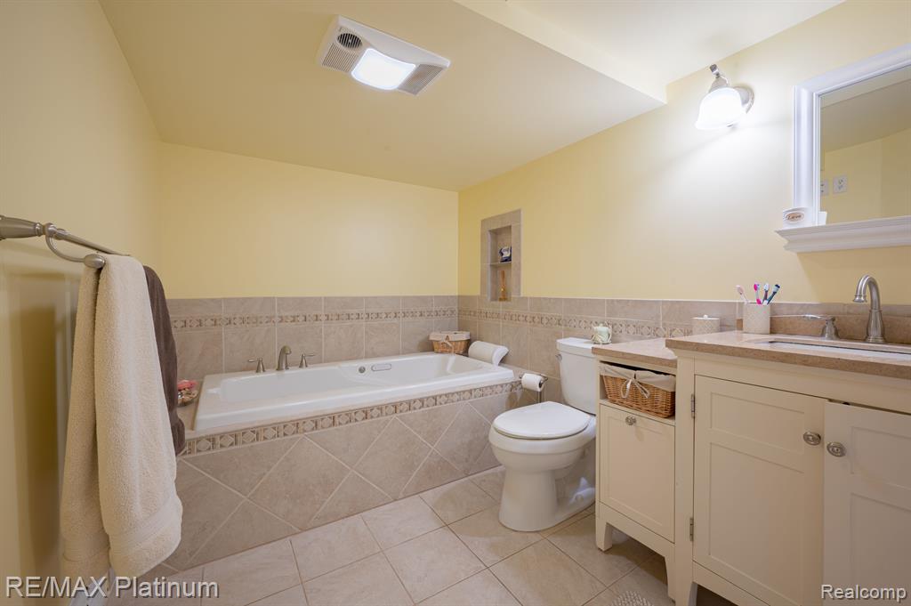 710 MANORDALE Court, Milford, MI 48381 — Photo 32