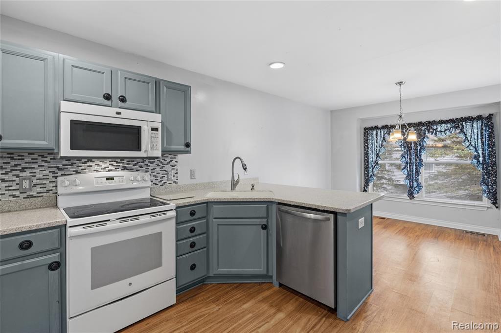 1130 Creekside Court, Burton, MI 48509 — Photo 9