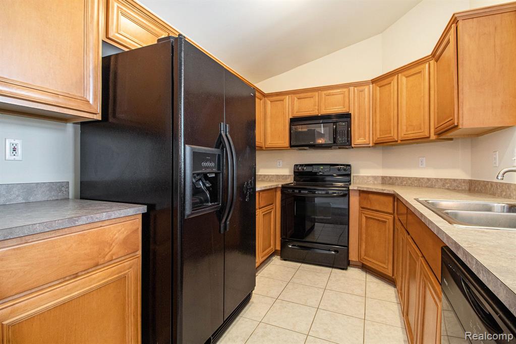 27261 HIDDEN OAKS Drive, Trenton, MI 48183 — Photo 8