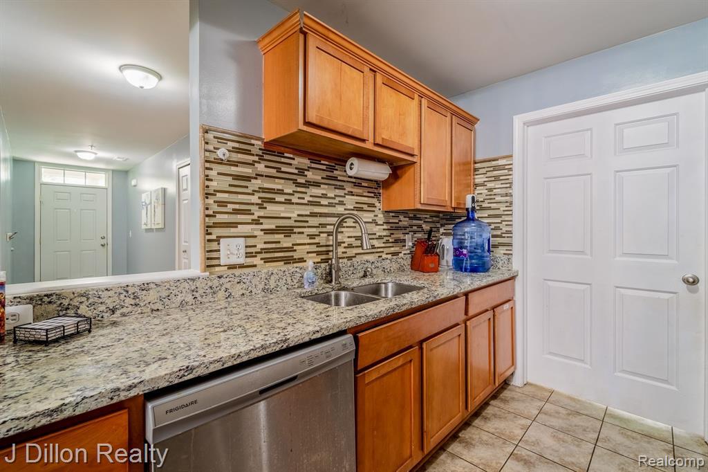 4275 DEESIDE Drive, Brighton, MI 48116 — Photo 12