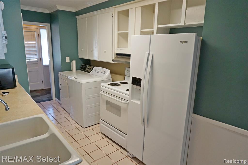 570 SHOREVIEW Drive, Waterford, MI 48328 — Photo 14