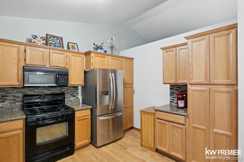 6421 Prairie Lawn Drive, Waterford, MI 48329 — Photo 10