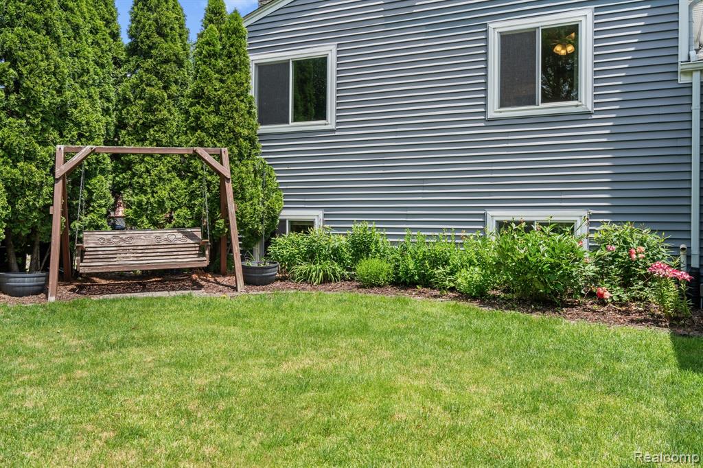 43057 Bond Court, Sterling Heights, MI 48313 — Photo 17