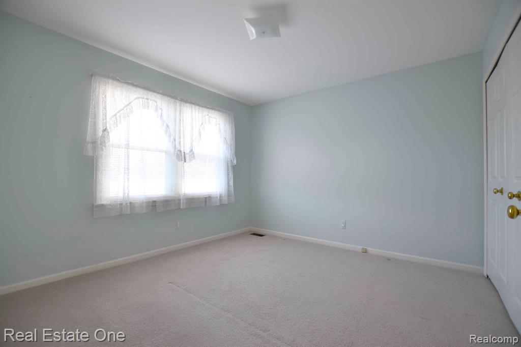 685 ESSEX Drive, Rochester Hills, MI 48307 — Photo 18