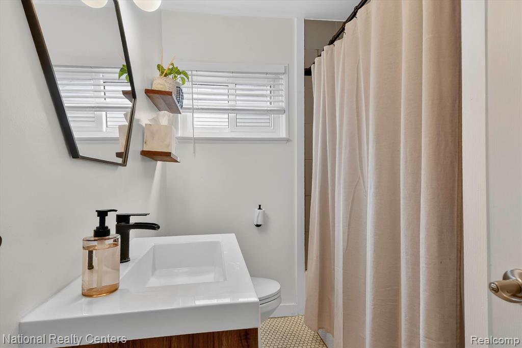 957 E Dallas Avenue, Madison Heights, MI 48071 — Photo 16