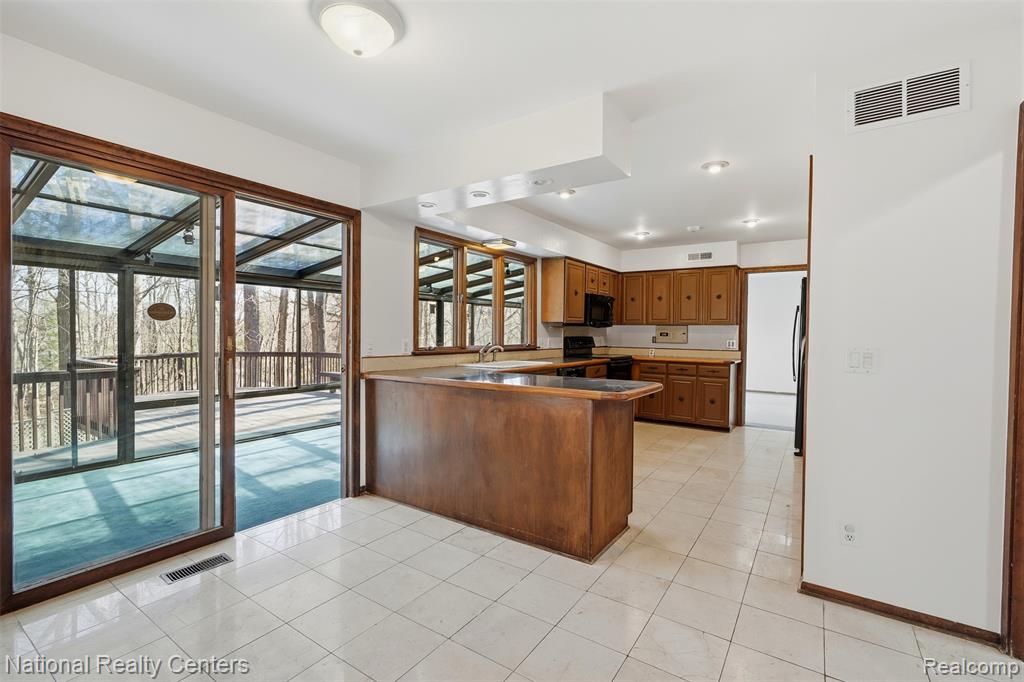 4710 Cove Road, West Bloomfield, MI 48323 — Photo 9