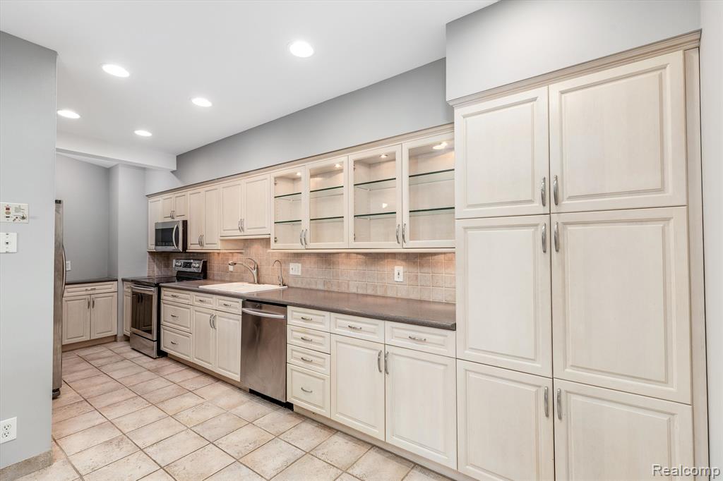 43000 12 OAKS CRESCENT Drive, 3022, Novi, MI 48377 — Photo 9