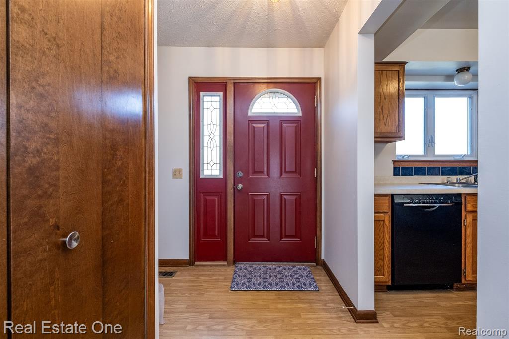7053 Pershing, Waterford, MI 48327 — Photo 6