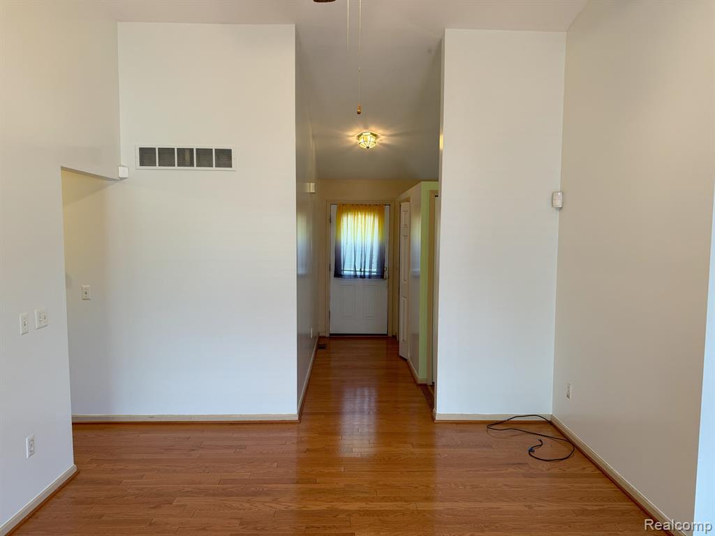 490 MOONLIGHT Drive, Pontiac, MI 48340 — Photo 13