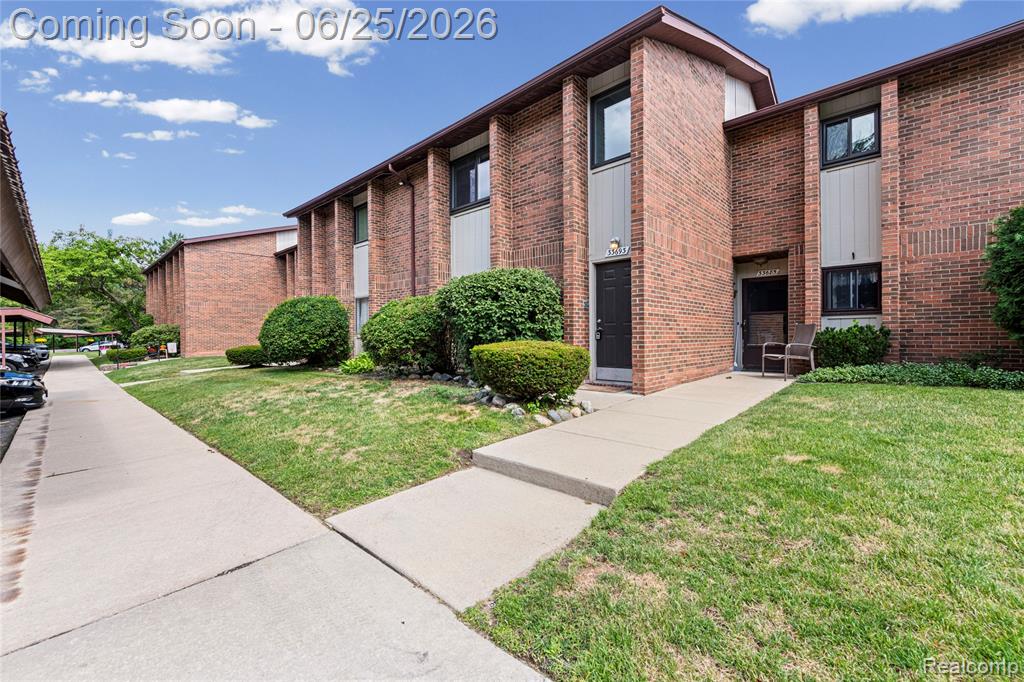 33693 Pondview Circle, Livonia, MI 48152 — Photo 2