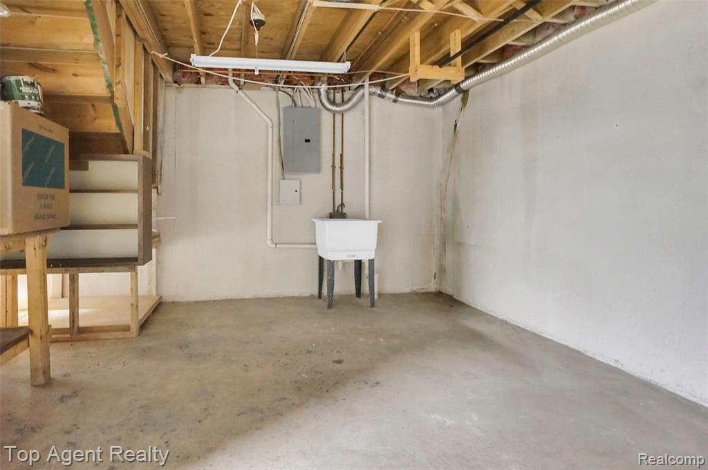 43088 W Kirkwood Drive, Clinton Twp, MI 48038 — Photo 37