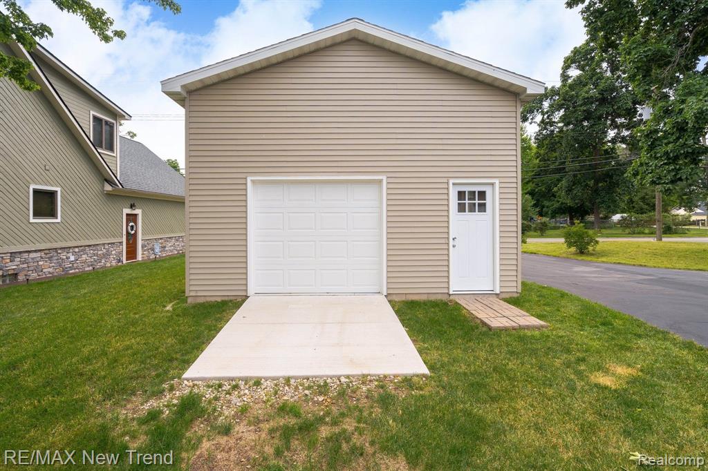 6768 HATCHERY Road, Waterford, MI 48327 — Photo 11