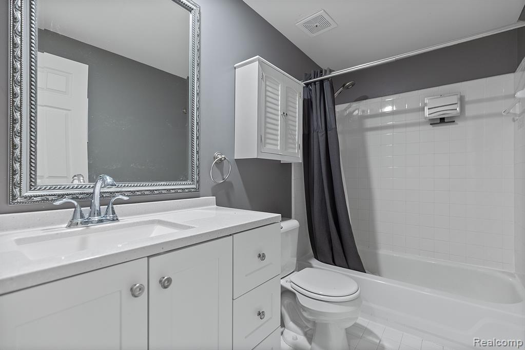 45880 KENSINGTON Street, Utica, MI 48317 — Photo 11