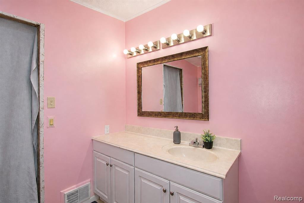 29193 Hazelwood, Flat Rock, MI 48134 — Photo 11