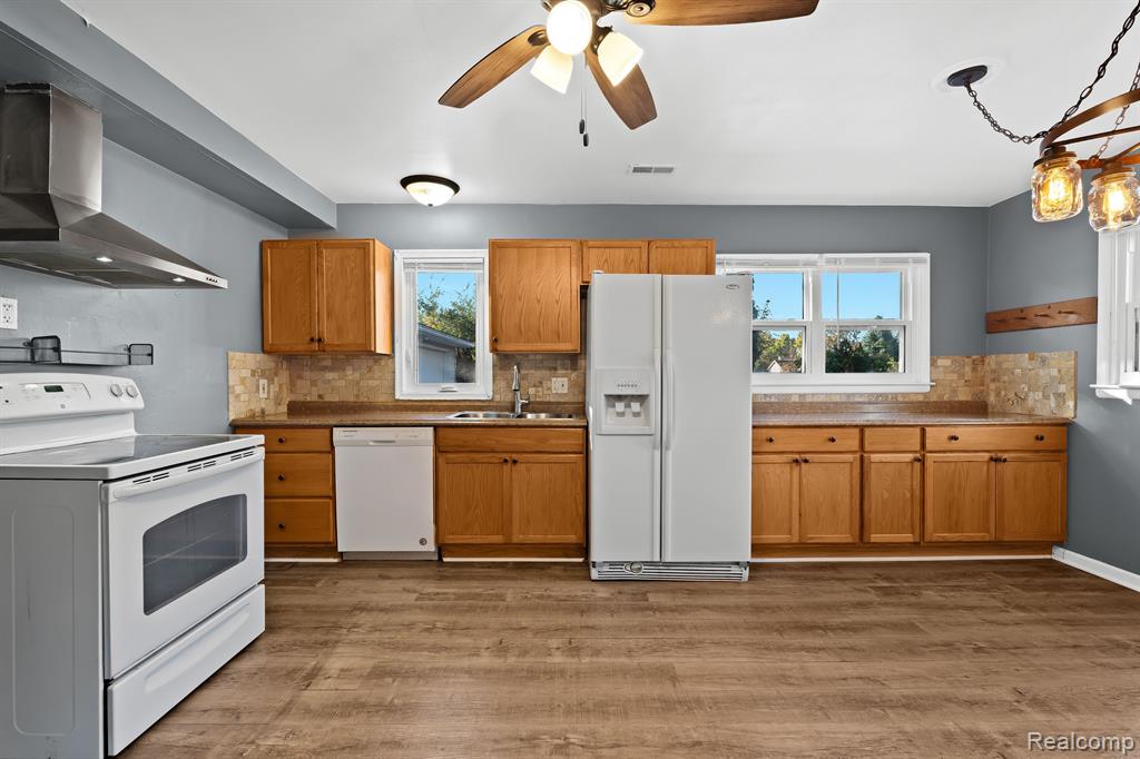 8946 OPORTO Street, Livonia, MI 48150 — Photo 14