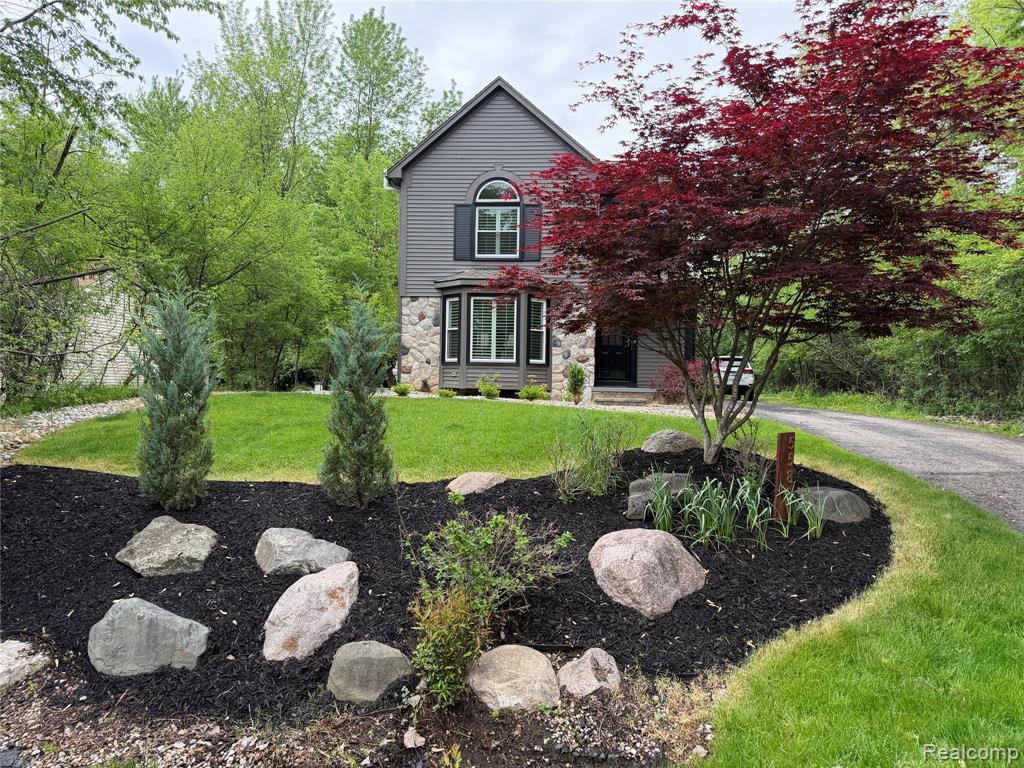 5589 Loveland Street, West Bloomfield, MI — front exterior