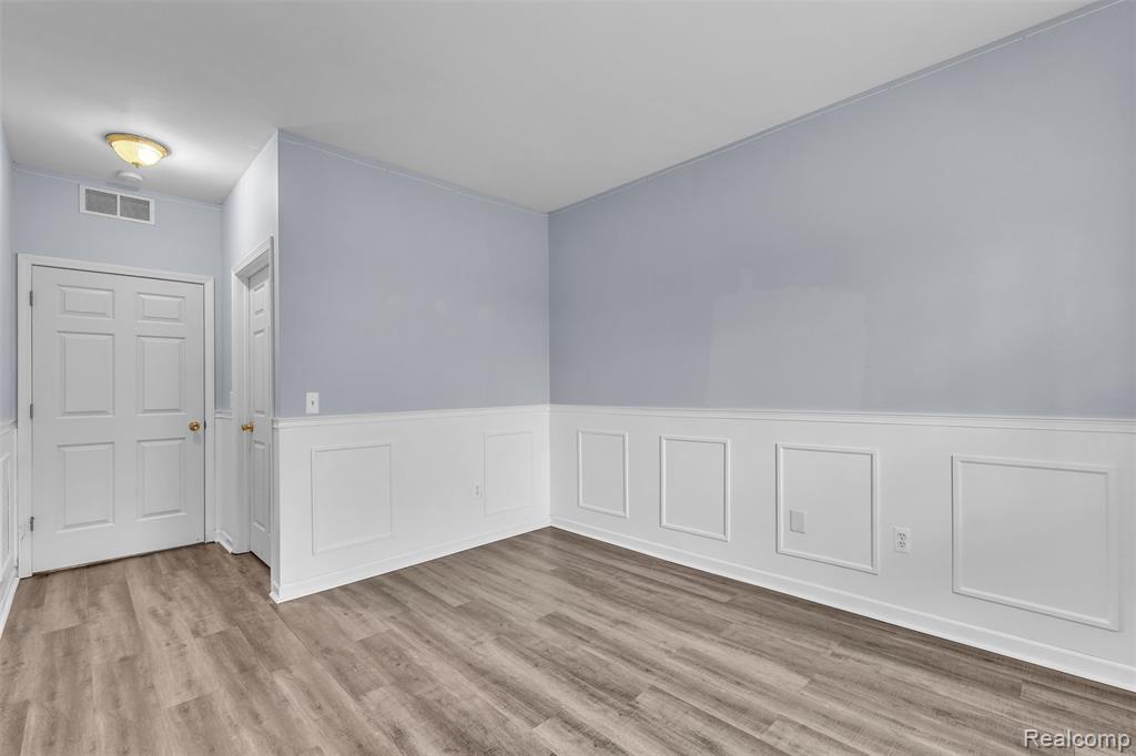 5589 TWIN OAKS Drive, Sterling Heights, MI 48314 — Photo 28