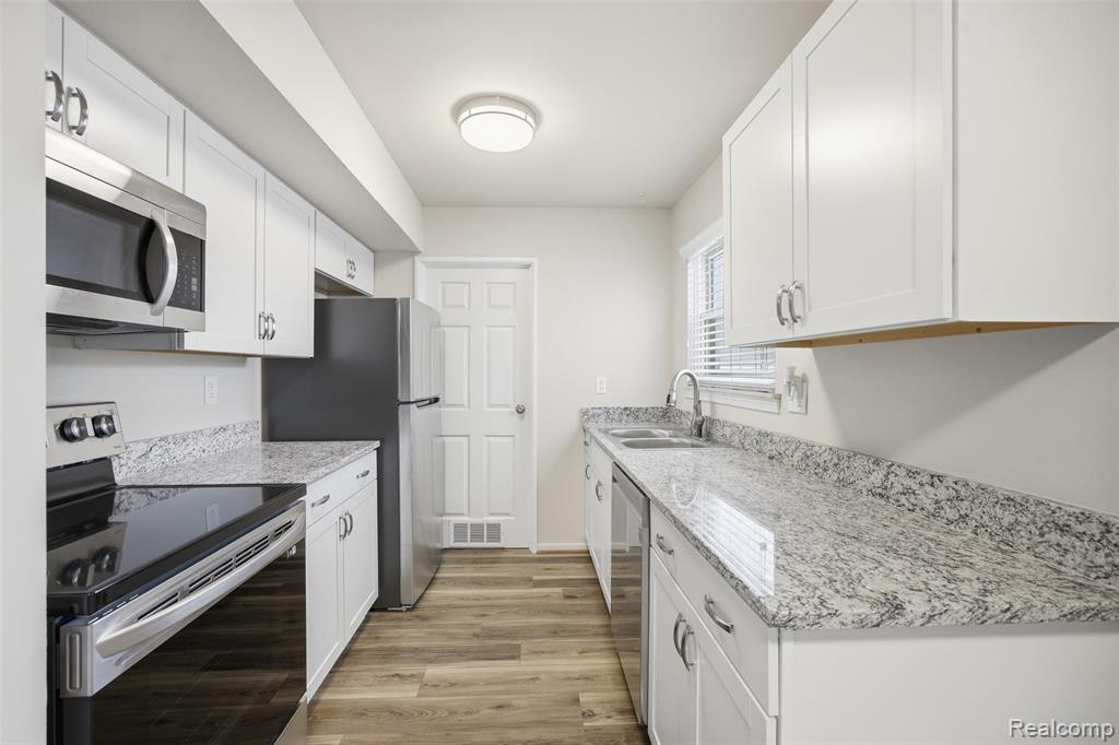 39826 Village Wood Circle, Novi, MI — Photo 4