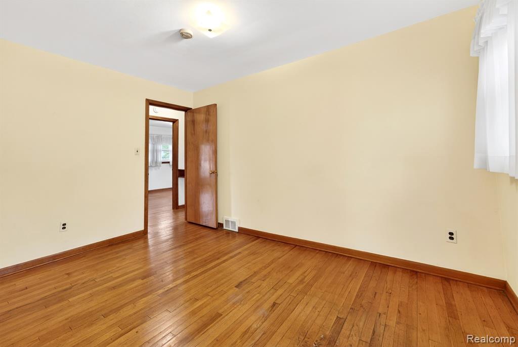 8300 Kinmore Street, Dearborn Heights, MI 48127 — Photo 18