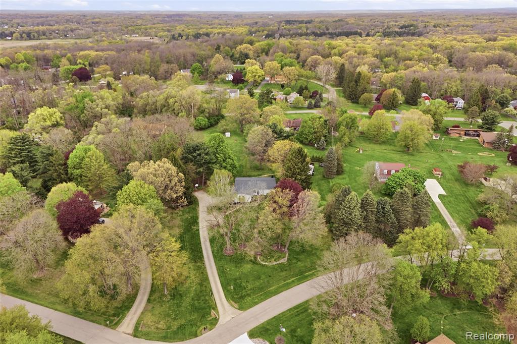 11221 Meadowood Drive, Brighton, MI 48114 — Photo 4
