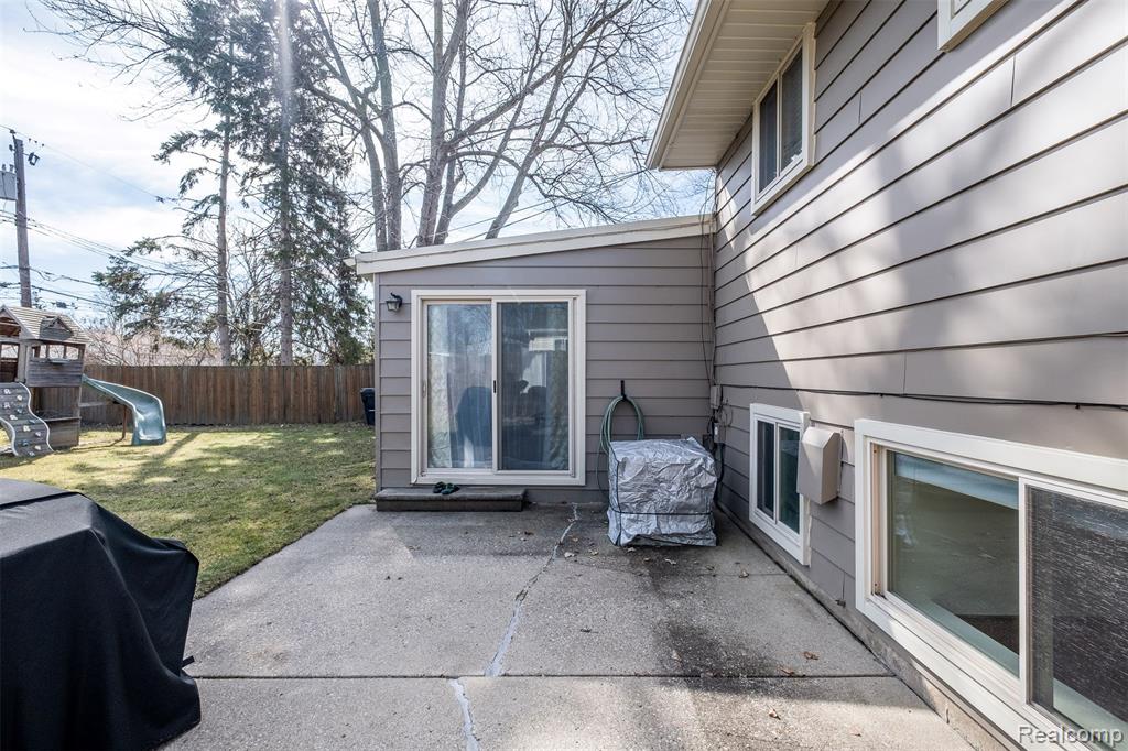 39856 Parklawn Drive, Sterling Heights, MI 48313 — Photo 44