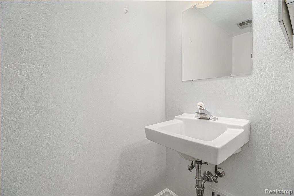 279 LAKE VILLAGE Drive, Walled Lake, MI 48390 — Photo 10