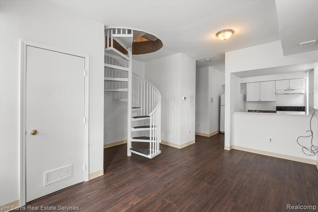 590 Parkview #201 Drive, Detroit, MI 48214 — Photo 11
