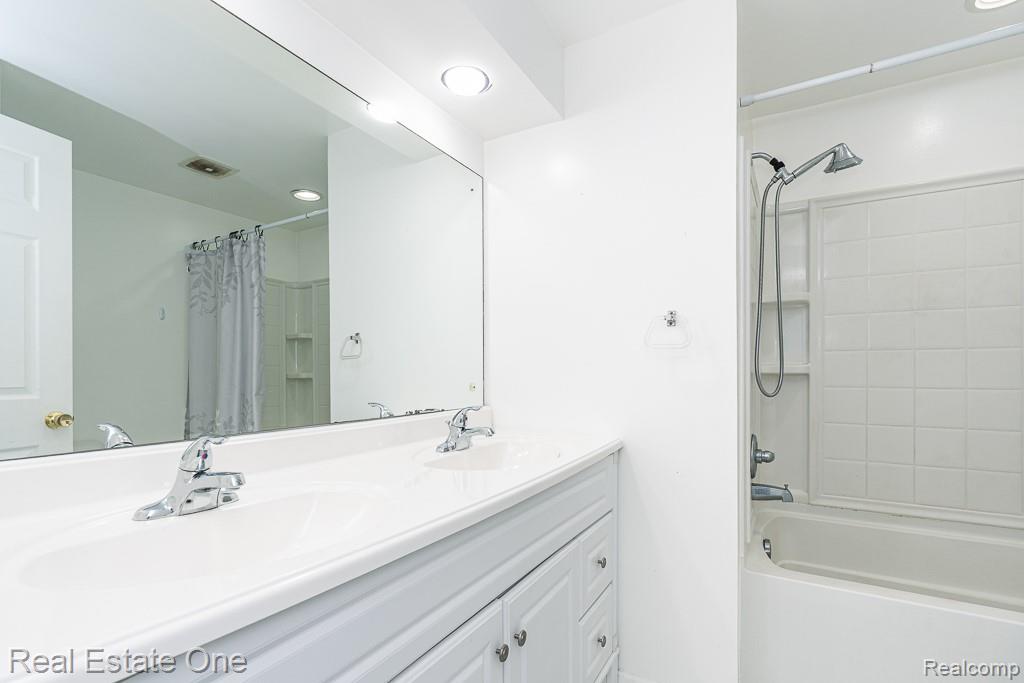 48749 Smokey Glen Court, New Baltimore, MI — Photo 20