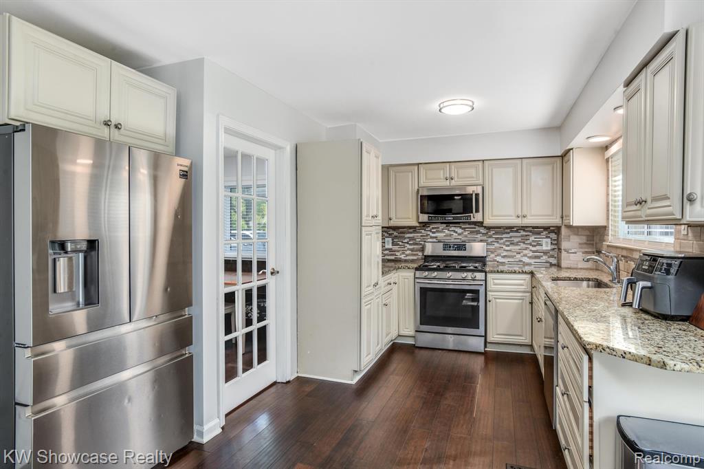 6322 CLARENDON Drive, Canton, MI 48187 — Photo 15