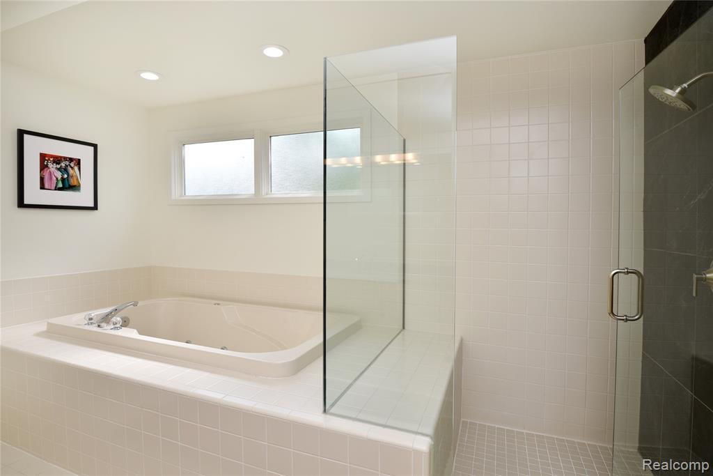 6536 Pleasant Lake Court, West Bloomfield, MI — Photo 25